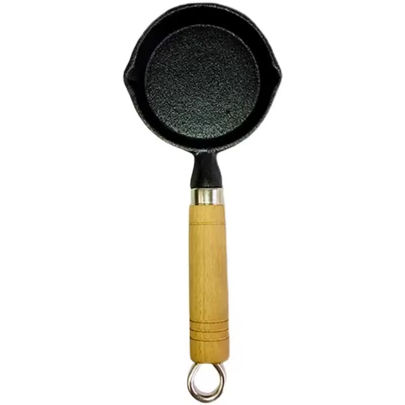 Yağ sıçrayan erişte kaşığı güveç mini dökme demir pişmiş yağ yağ lekeli küçük demir tencere